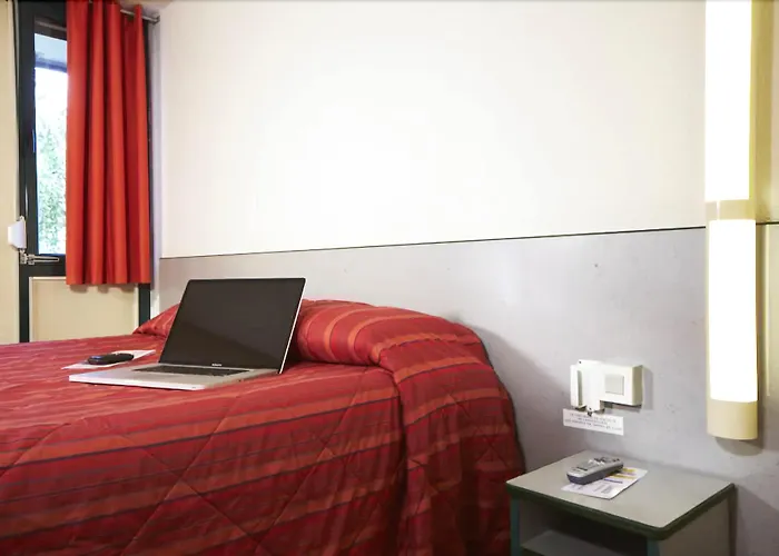 Premiere Classe Saint Quentin En Yvelines - Elancourt Hotel *